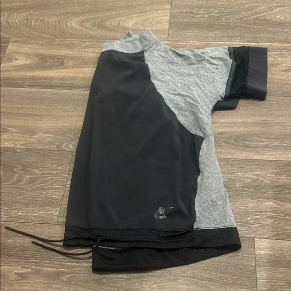 Nike women’s Black and Gray Short Sleeve Tee - Picture 6 of 6
